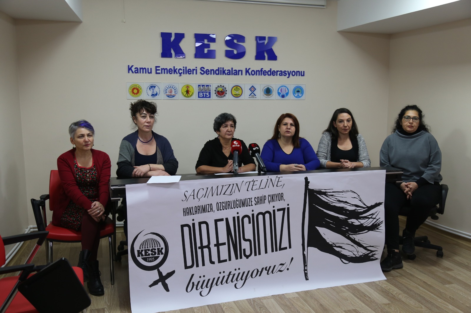 “Saçımızın teline, haklarımıza, özgürlüğümüze sahip çıkıyor, direnişi büyütüyoruz!”