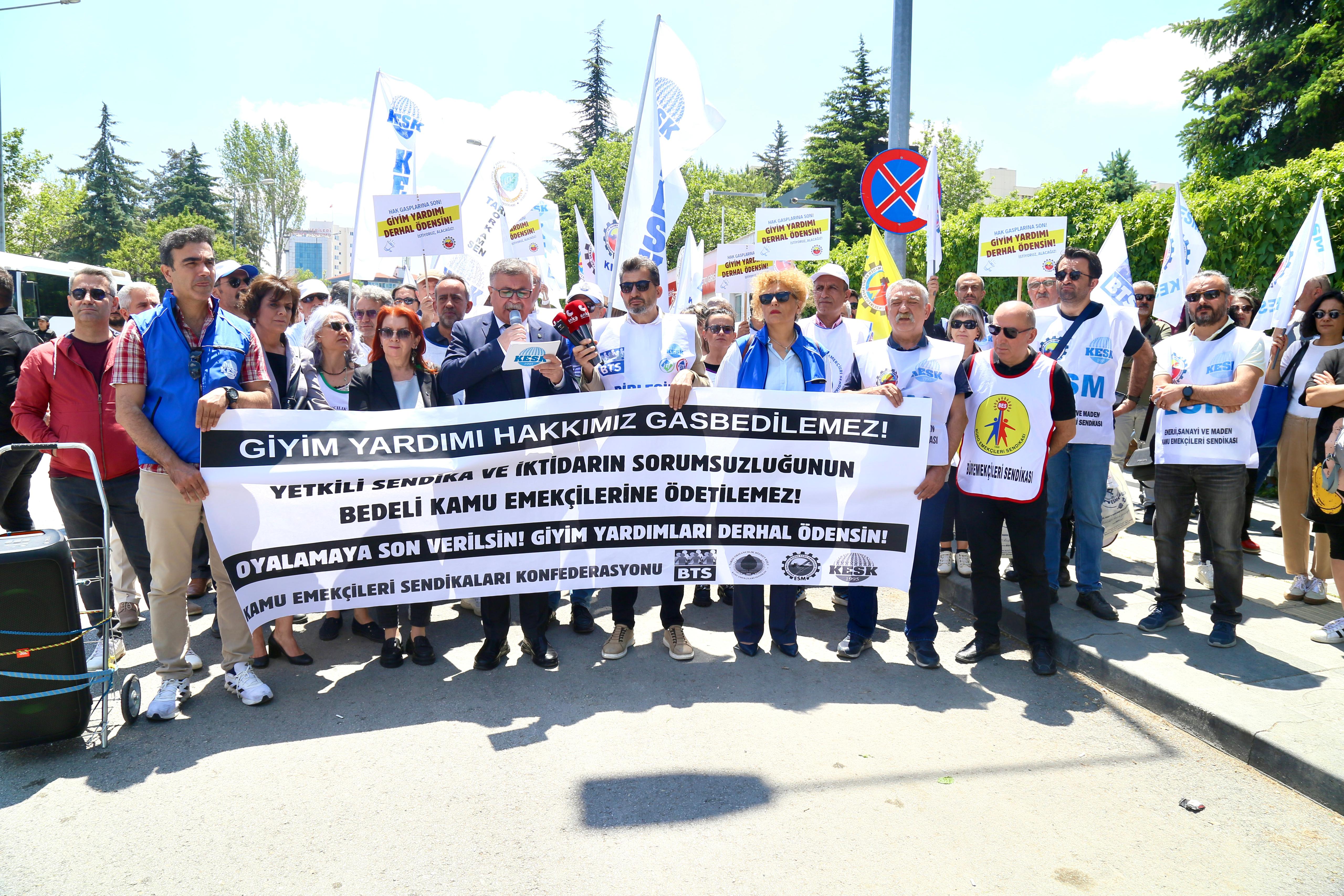 ÇSGB Önündeyiz! Giyim yardımı hakkımız gasp edilemez!
