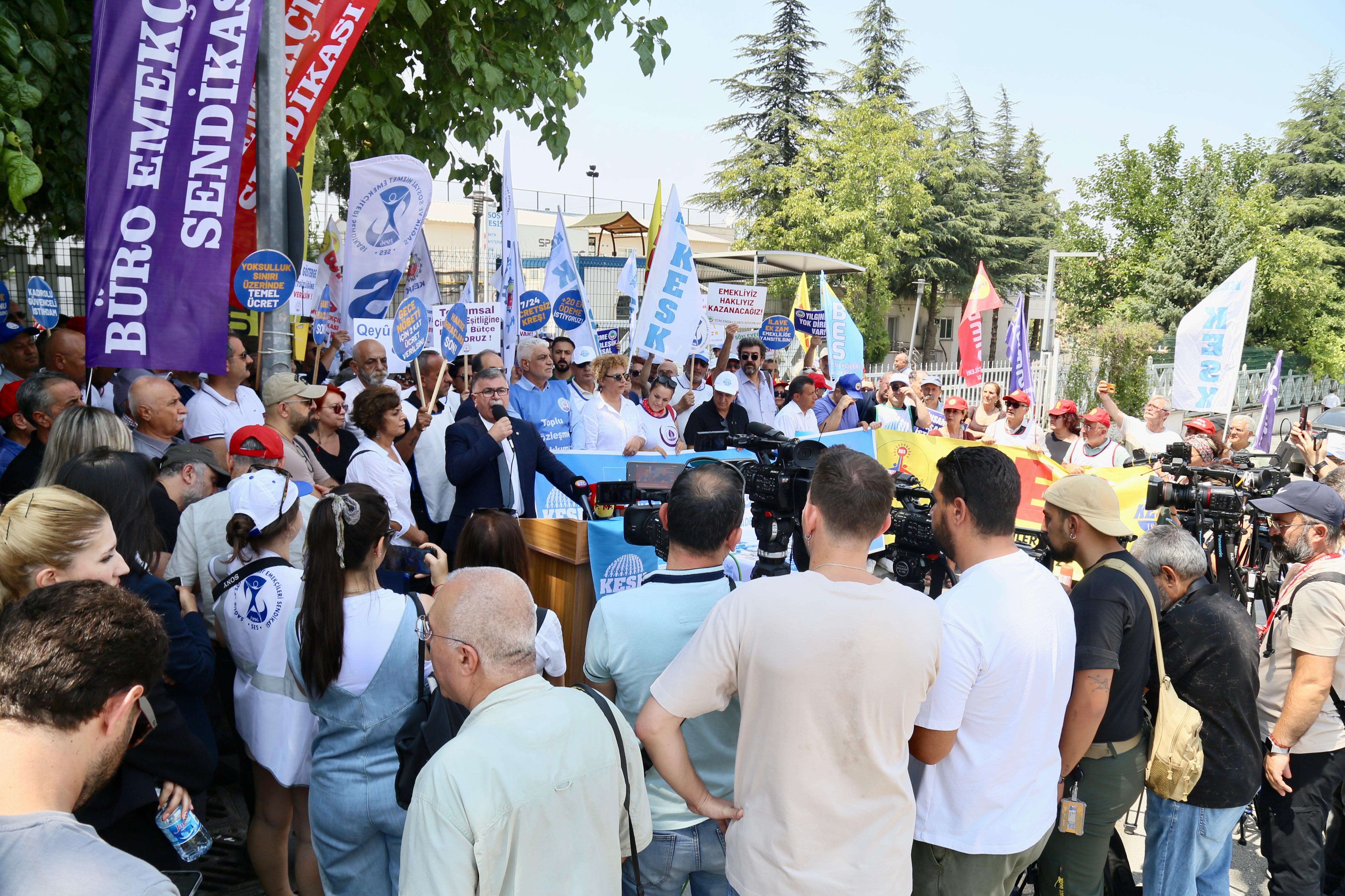 İşkolu sendikalarımızla birlikte ÇSGB önünde alternatif TİS masasını kurduk!